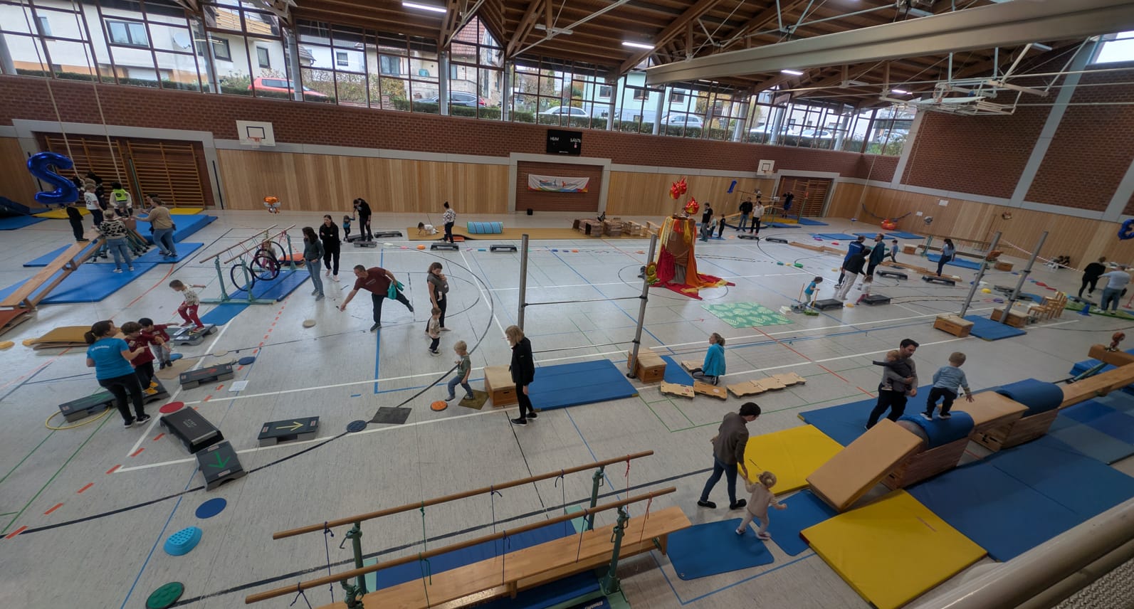 Blick in die Sporthalle mit dem aufgebauten Lavaparcours