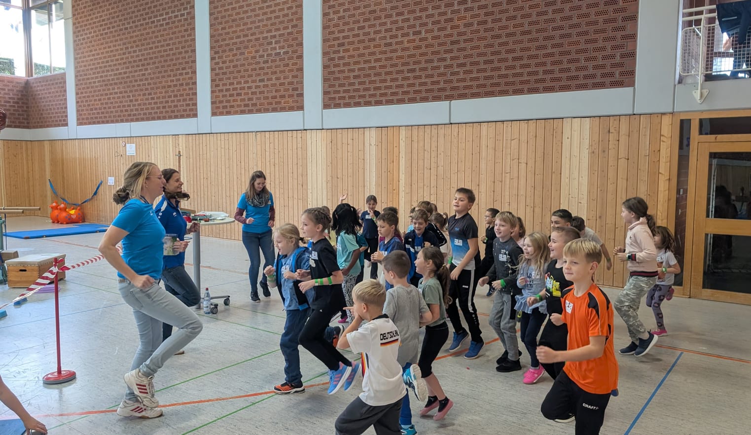 Grundschulkinder beim Start eines Durchgangs