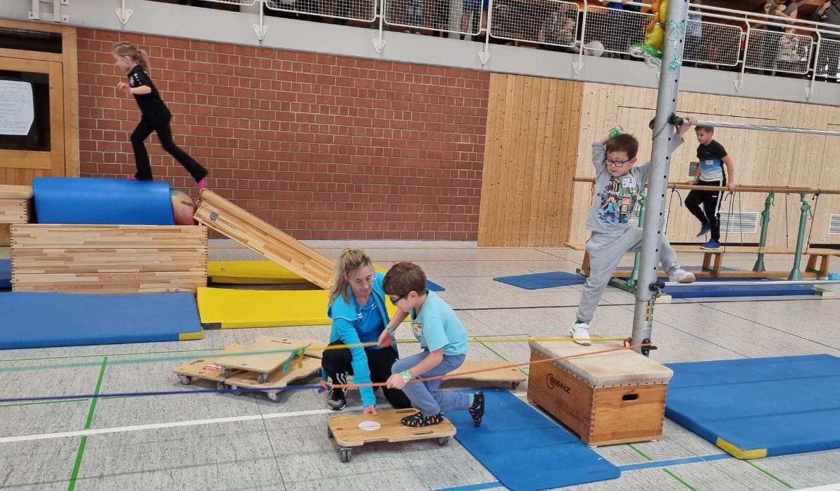 Kinder mit Rollbrettern und Kisten auf dem Parcours