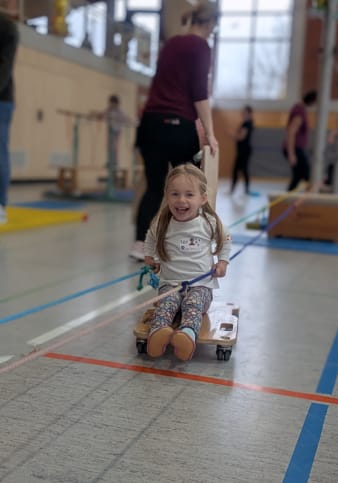 Mädchen auf einem Rollbrett