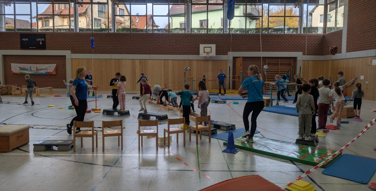 Minis mit ihren Eltern auf dem Parcours